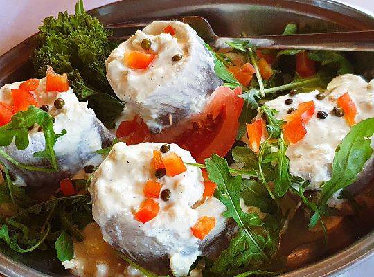 Herring in horseradish sauce with onion, capers and pepper
